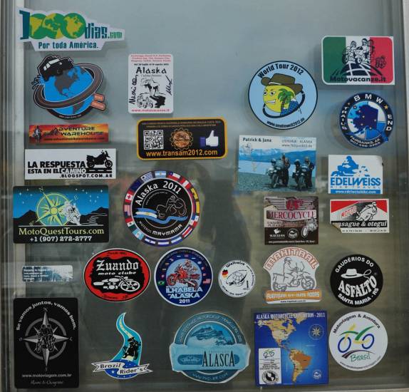 Muitas expedições (várias de brasileiros, mas só de moto!) deixam seus adesivos no lodge de Yukon Crossing, no norte do Alaska